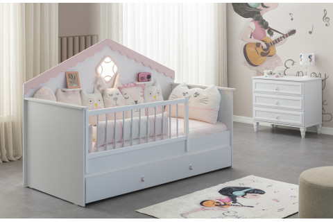 Ekin Royal Montessori Pembe Bebek Odası 